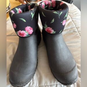 Muck Boot Company Women’s Garden/Rain Boots – Size 9 – Black with Floral Trim